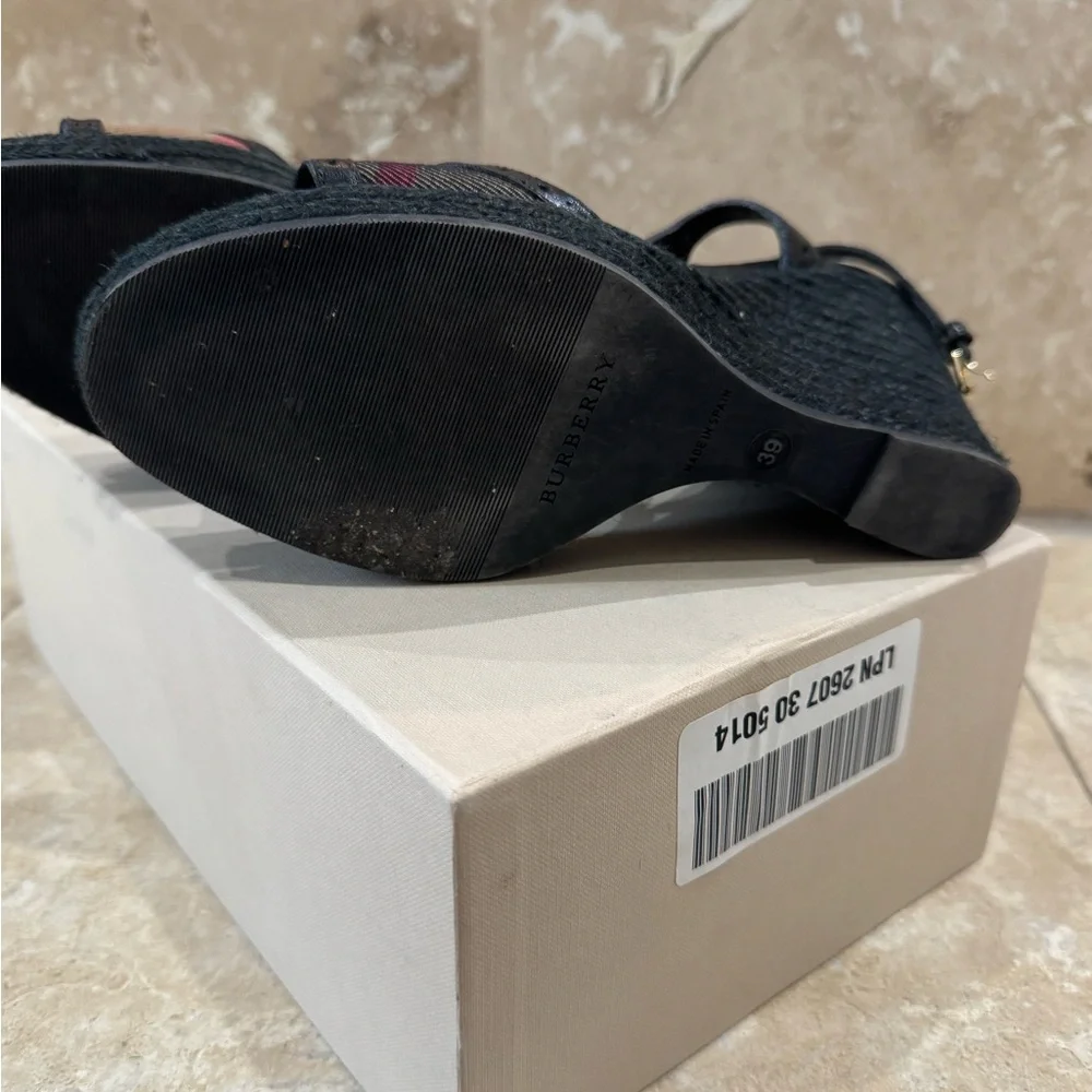 Burberry Black and Cream Heels Sophisticated Design - Picture 5 of 10